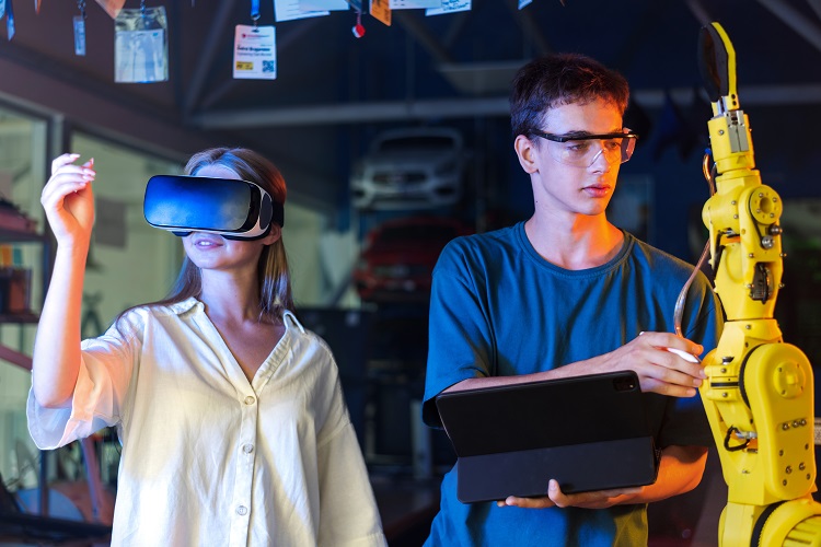 Zwei Personen, die eine VR-Brille testen.