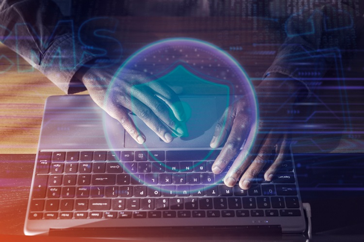 Bild von einer Person am Computer