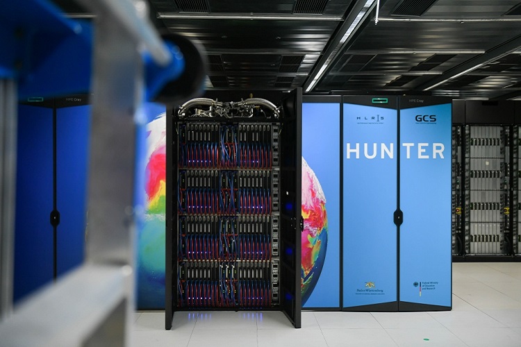 Bild des Supercomputers Hunter mit zwei offenstehenden Panels der Gehäuseverkleidung