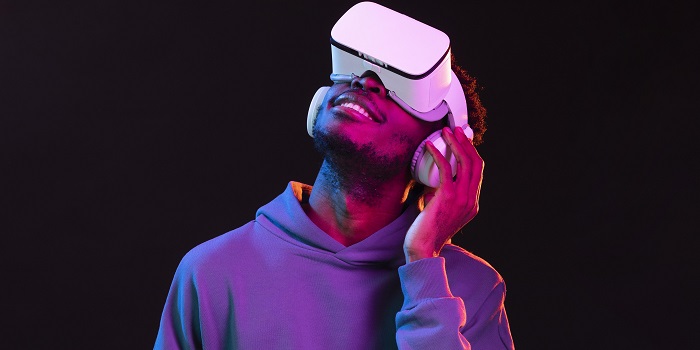 Mann mit VR Brille nach oben blickend