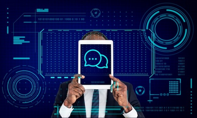 Mann hält ein Tablet vor seinem Gesicht, das einen Chatbot darstellen soll
