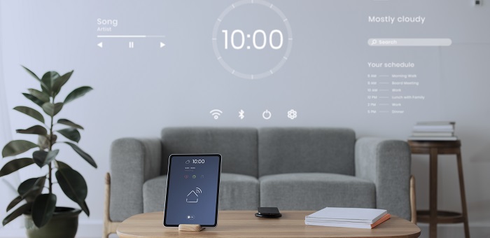 digitaler tablet bildschirm mit smart home controller auf einem holztisch