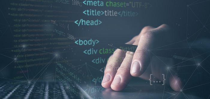 Finger auf einem Laptop Trackpad mit html Syntax als Hintergrund