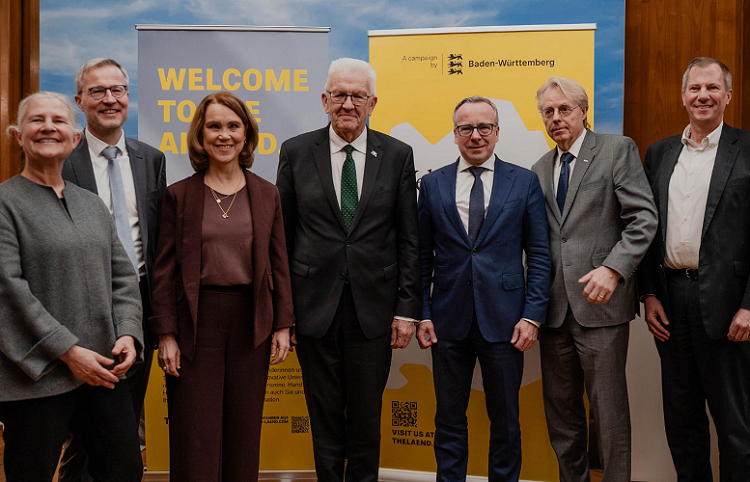 Gruppenbild bei der Unterzeichnung der Gründungsvereinbarung für das Graduierten- und Forschungszentrum connAIx in der Villa Reitzenstein in Stuttgart