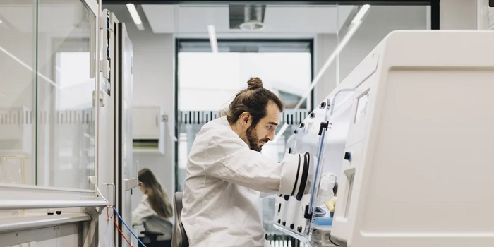 Bild eines Forschenden in einem Labor.