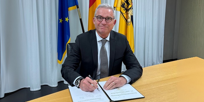 Bild von Innenminister Thomas Strobl beim Unterzeichnen von Dokumenten