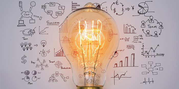 Bild von einer Glühbirne mit Zeichnungen im Hintergrund