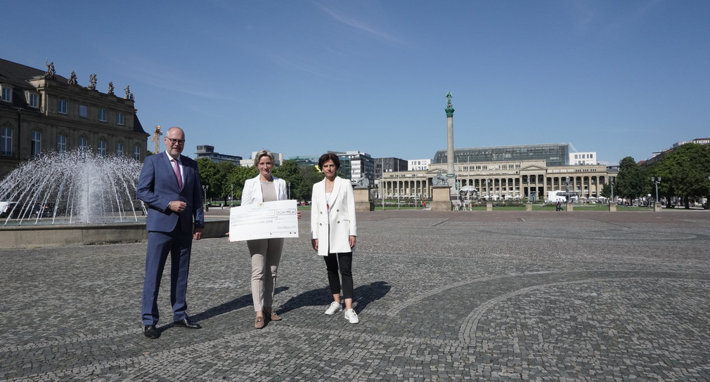 Scheckübergabe von Ministerin Hoffmeister-Kraut an Sabine Hagmann und Peter Haas