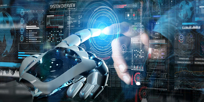 Roboterhand und eine menschliche Hand mit gestrecktem Finger gegenüber einander getrennt durch eine leuchtende Lichtprojektion eines Monitors