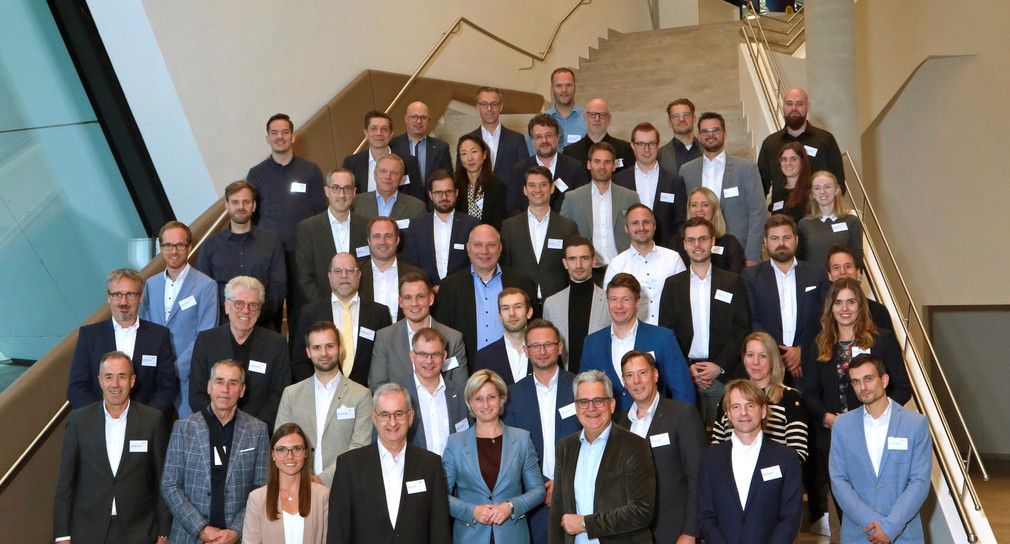 Gruppenfoto. Menschen stehen auf einer Treppe und posieren