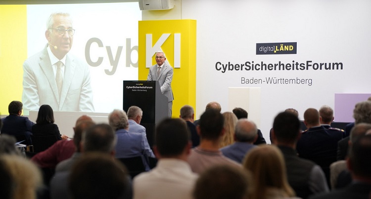Stv. Ministerpräsident und Digitalisierungsminister Thomas Strobl bei der Eröffnung des CyberSicherheitsForums 2024.
