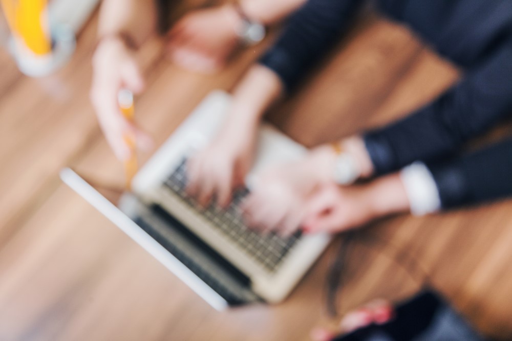 Menschen, die einen Laptop gemeinsam arbeiten