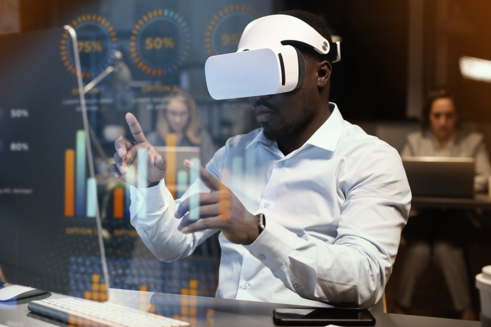 Person arbeitet mit einer VR-Brille.