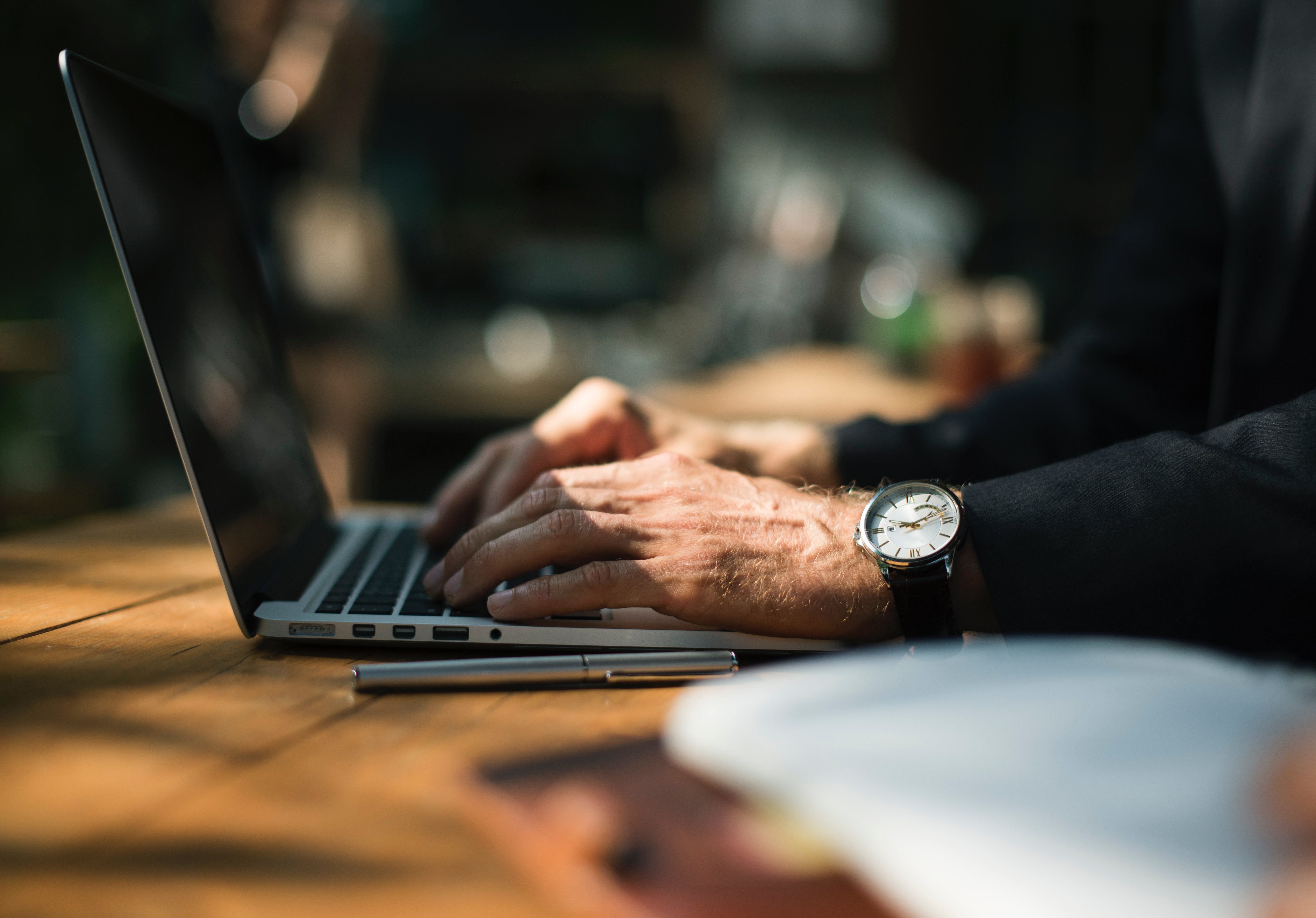 Eine Person arbeitet am Laptop